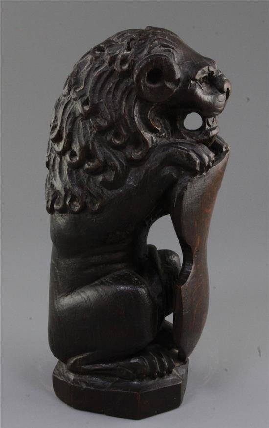 An early 18th century carved lion sejant, 10.5in.